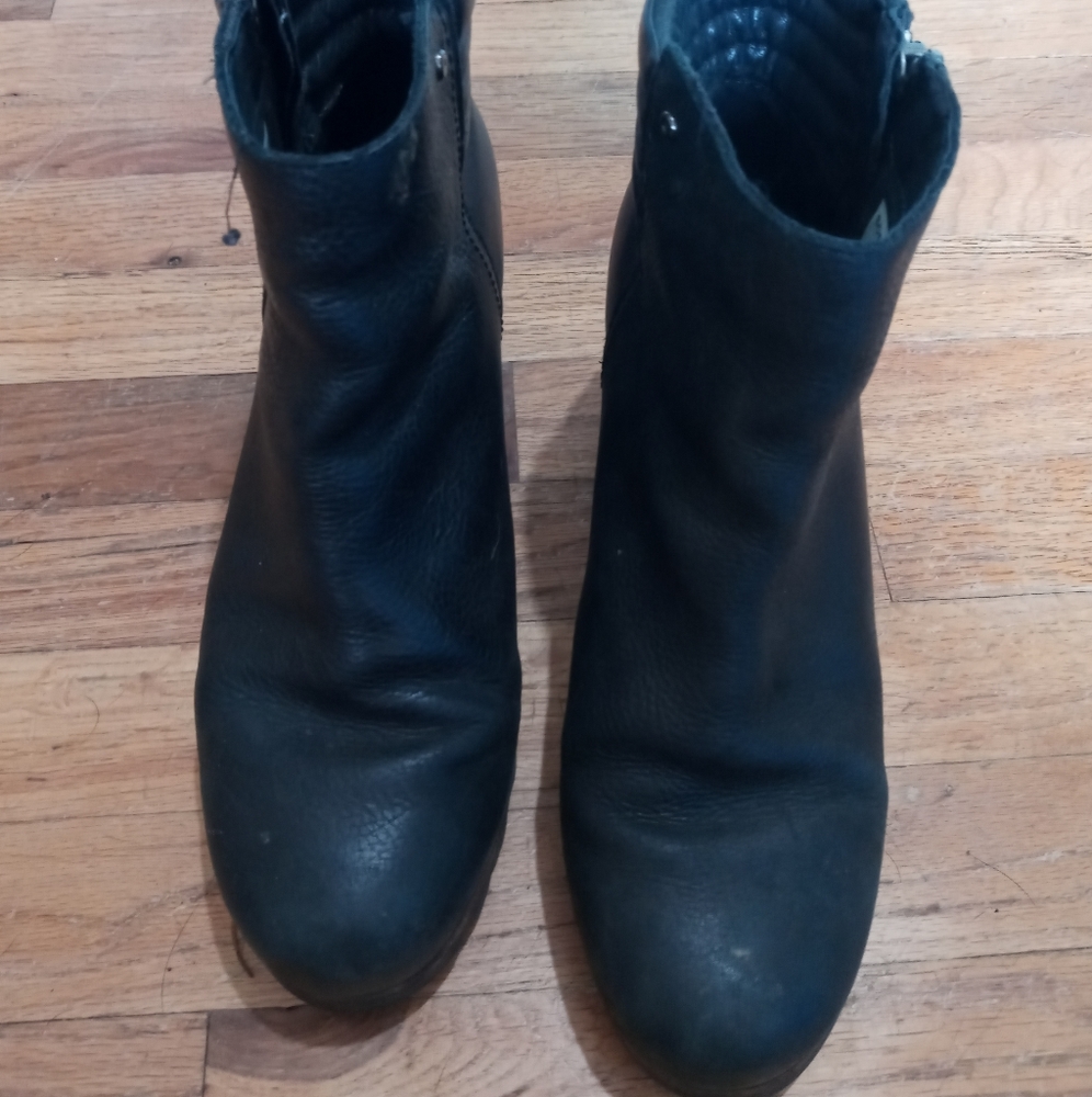 Black leather Sorel boots